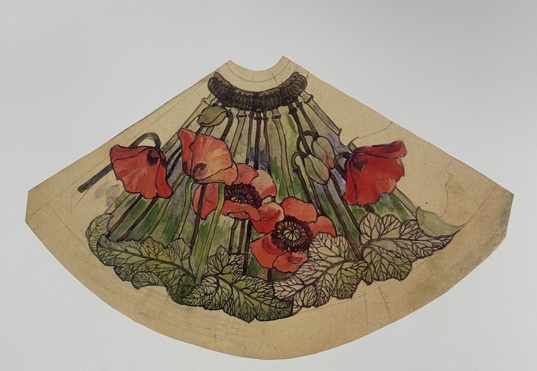 Vẻ đẹp gây nghiện của những đóa hoa anh túc trên đèn kính màu Tiffany ảnh 1