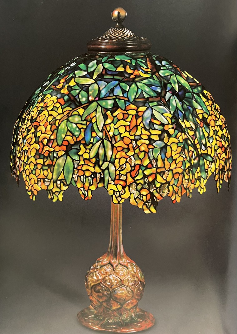 Chiêm ngưỡng vẻ đẹp rực rỡ của hoa kim tước trên đèn kính màu Tiffany ảnh 1