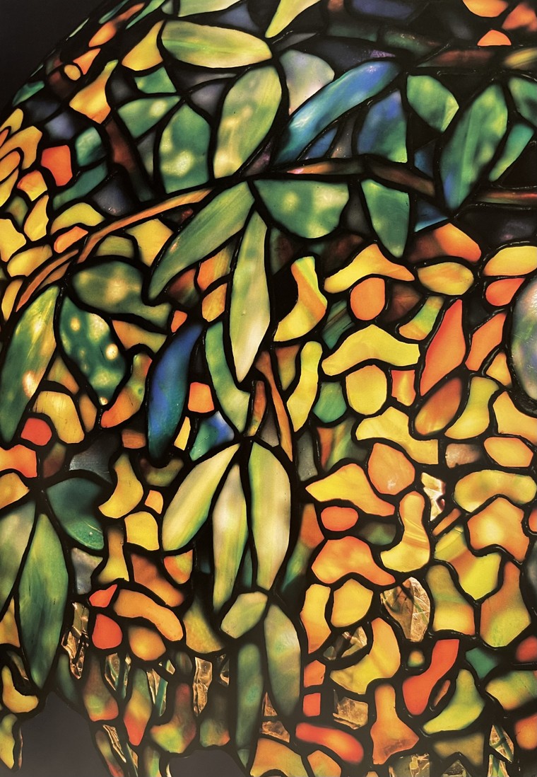 Chiêm ngưỡng vẻ đẹp rực rỡ của hoa kim tước trên đèn kính màu Tiffany ảnh 3