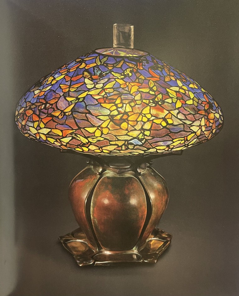 Những cánh bướm kiều diễm trên đèn kính màu Tiffany ảnh 3