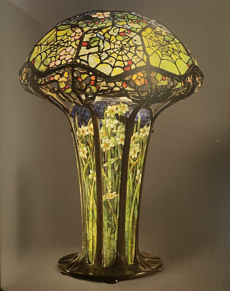 Những cánh bướm kiều diễm trên đèn kính màu Tiffany ảnh 2