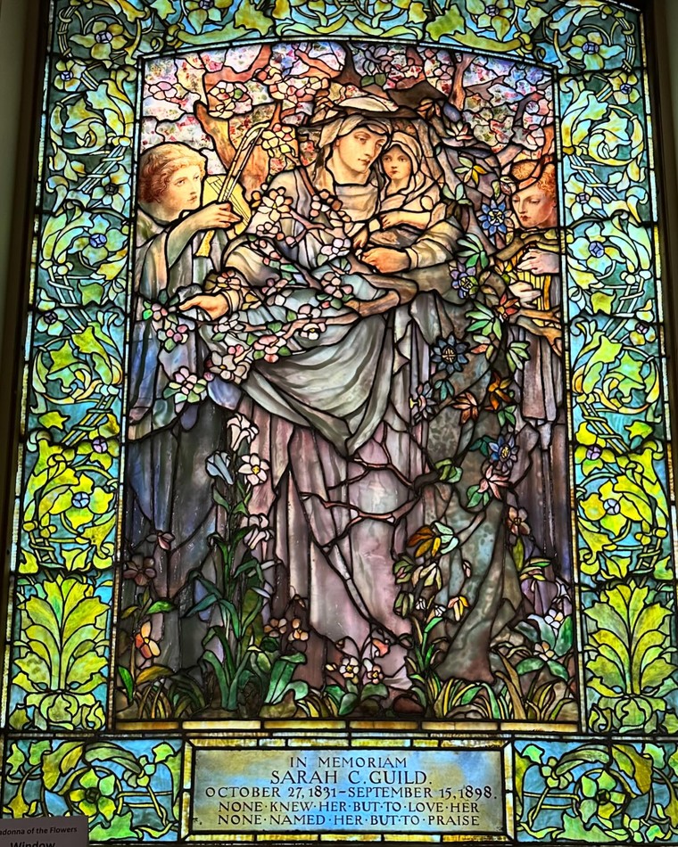 Kiệt tác cửa sổ kính màu Tiffany lung linh tại nhà thờ Phố Arlington ảnh 1