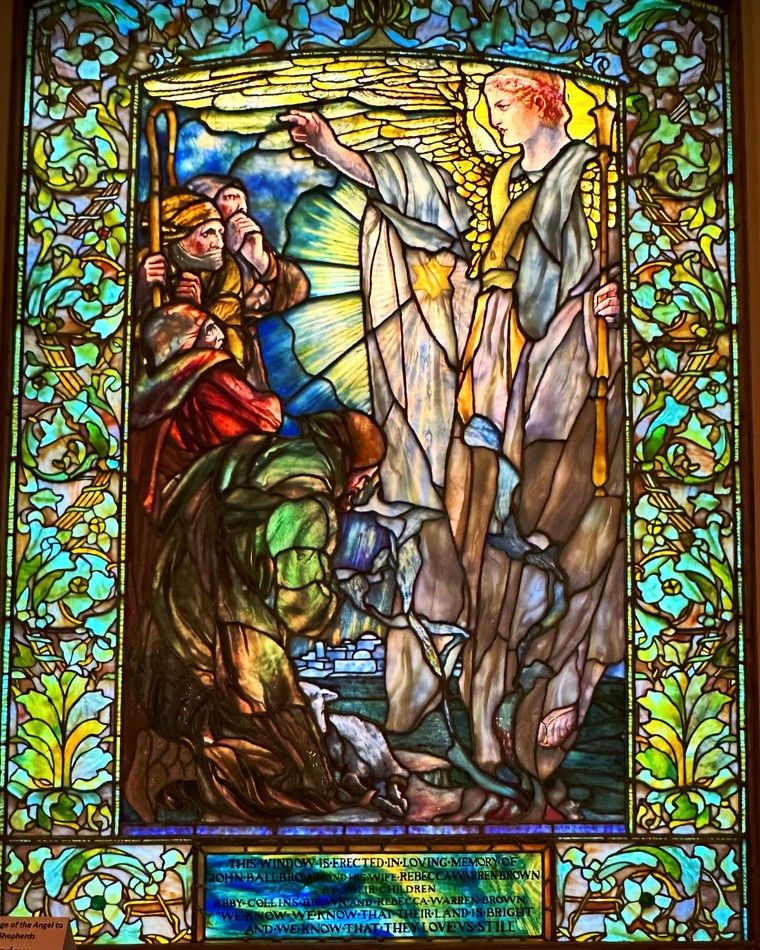 Kiệt tác cửa sổ kính màu Tiffany lung linh tại nhà thờ Phố Arlington ảnh 2