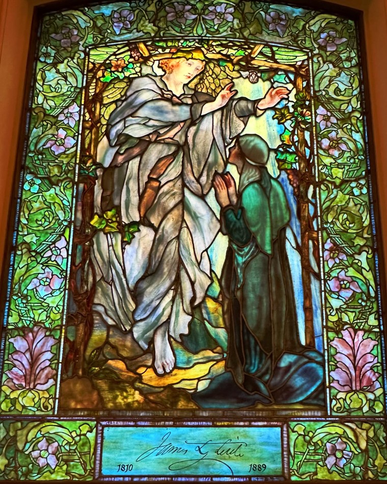 Kiệt tác cửa sổ kính màu Tiffany lung linh tại nhà thờ Phố Arlington ảnh 3