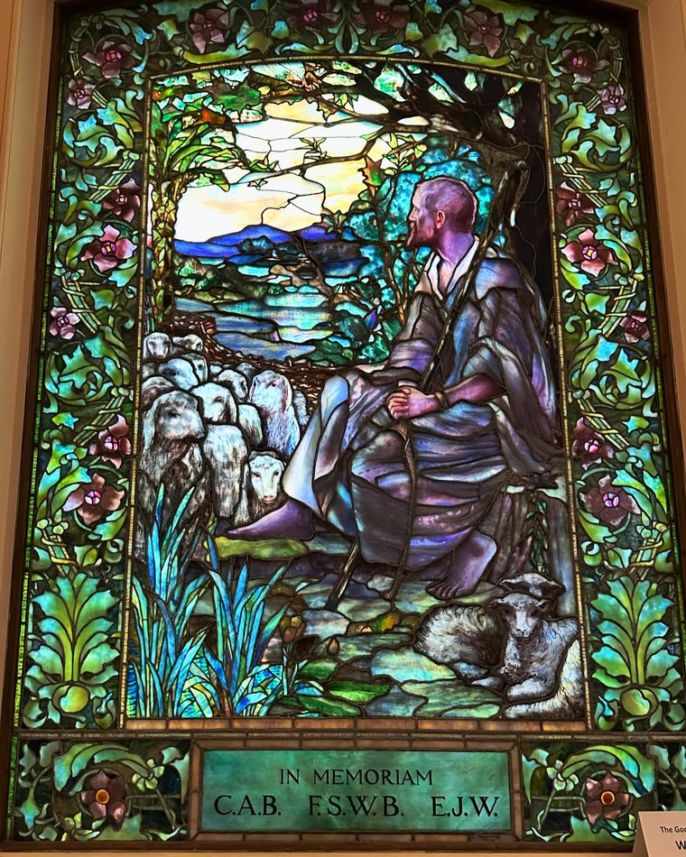 Kiệt tác cửa sổ kính màu Tiffany lung linh tại nhà thờ Phố Arlington ảnh 4