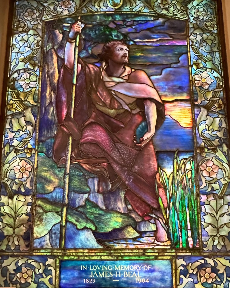 Kiệt tác cửa sổ kính màu Tiffany lung linh tại nhà thờ Phố Arlington ảnh 5