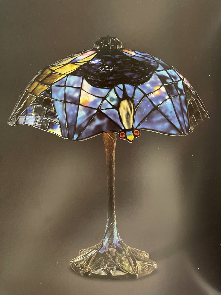 Con dơi "bay vào" nghệ thuật trang trí của Tiffany Studios ảnh 1