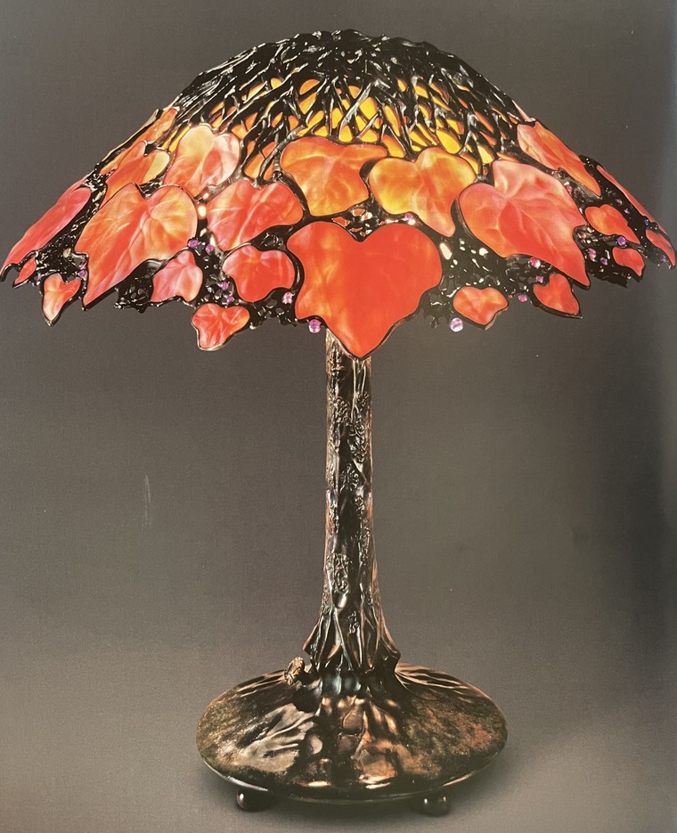 Hoa sơn thù du: Nét tinh khôi trên đèn kính màu Tiffany ảnh 3