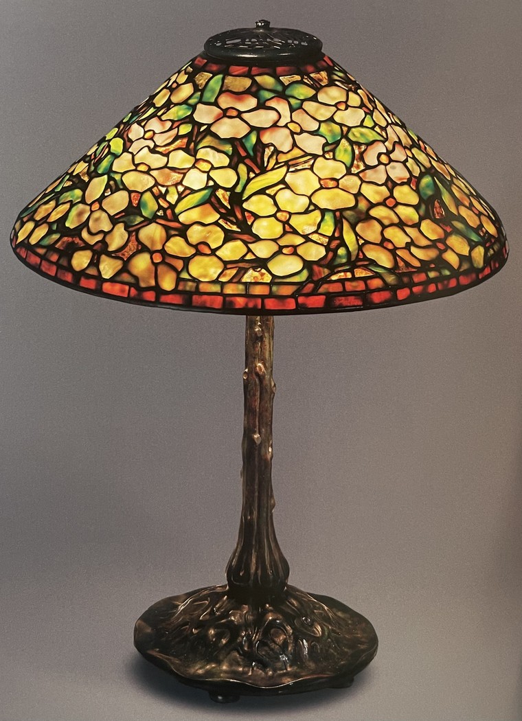 Hoa sơn thù du: Nét tinh khôi trên đèn kính màu Tiffany ảnh 1