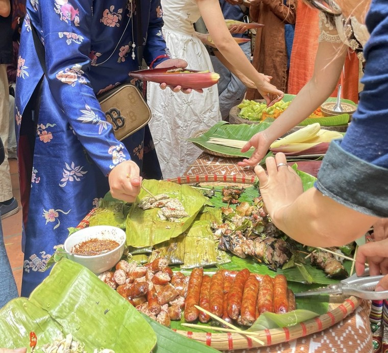 Mãn nhãn với đám rước dâu thời Nguyễn tại Triển lãm “Tay trong Tay” ảnh 20