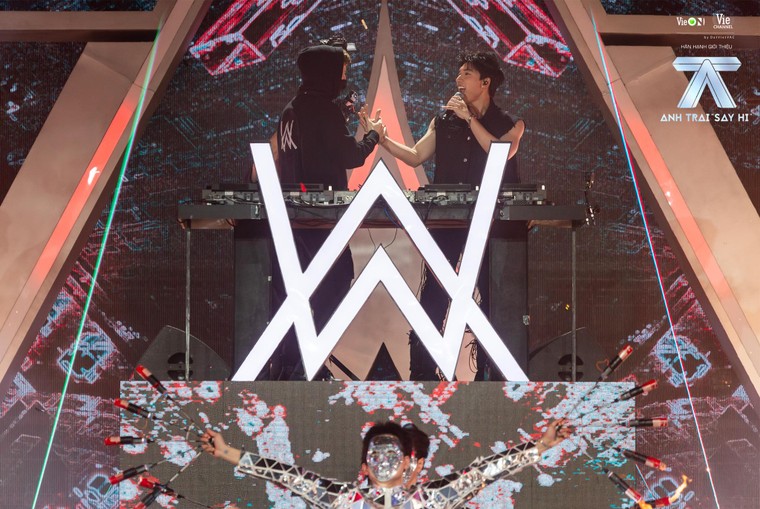 Alan Walker xuất hiện tại chung kết Anh Trai Say Hi, đội hình chiến thắng ủng hộ toàn bộ giải thưởng tới miền Bắc ảnh 4