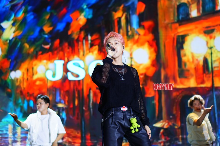 Bữa tiệc âm nhạc kỷ niệm 10 năm trường Đại học Việt Nhật cùng các nghệ sĩ từ "Anh Trai Say Hi" ảnh 1