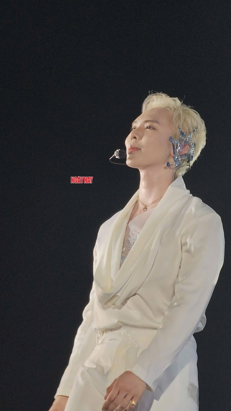 Đêm concert "Anh Trai Say Hi" thứ hai tại Vạn Phúc City: Cơn mưa ngang qua và âm nhạc bùng cháy ảnh 11