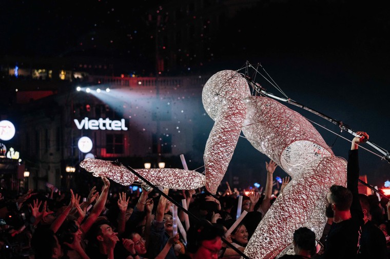 Hàng chục nghìn khán giả lưu lại phố đi bộ cho tới phút cuối của siêu nhạc hội, cháy cùng dàn nghệ sỹ đỉnh cao ảnh 2