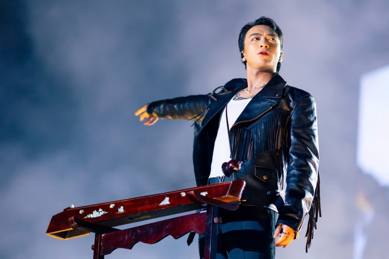 Hàng chục nghìn khán giả lưu lại phố đi bộ cho tới phút cuối của siêu nhạc hội, cháy cùng dàn nghệ sỹ đỉnh cao ảnh 7