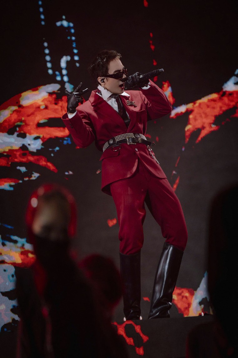 Hàng chục nghìn khán giả lưu lại phố đi bộ cho tới phút cuối của siêu nhạc hội, cháy cùng dàn nghệ sỹ đỉnh cao ảnh 6