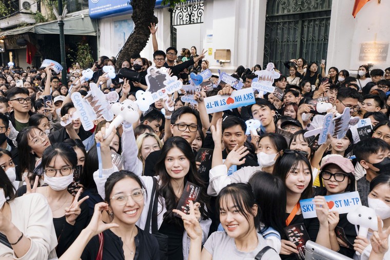 Hàng chục nghìn khán giả lưu lại phố đi bộ cho tới phút cuối của siêu nhạc hội, cháy cùng dàn nghệ sỹ đỉnh cao ảnh 1