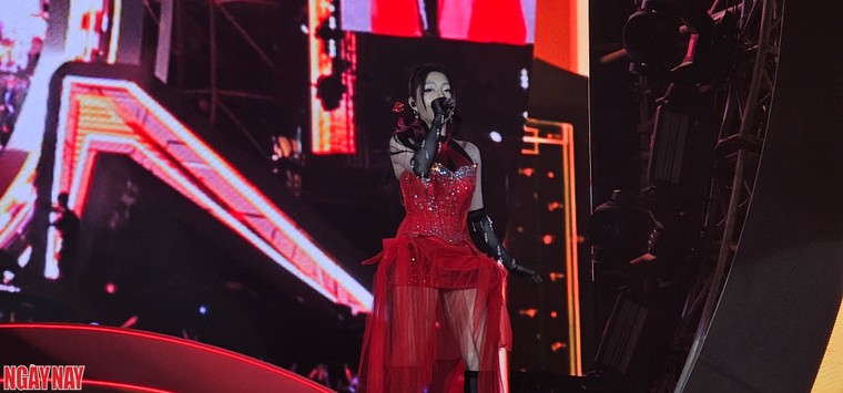 Sơn Tùng M-TP, hieuthuhai cùng dàn sao đổ bộ đêm nhạc Y-fest Viettel: Sân khấu của cảm xúc và những giai điệu thăng hoa ảnh 4