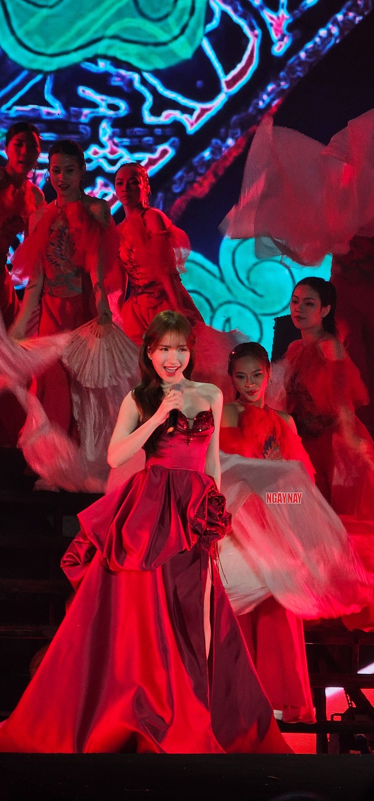 Sơn Tùng M-TP, hieuthuhai cùng dàn sao đổ bộ đêm nhạc Y-fest Viettel: Sân khấu của cảm xúc và những giai điệu thăng hoa ảnh 9