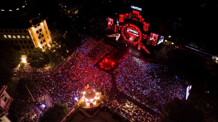 Hàng chục nghìn khán giả lưu lại phố đi bộ cho tới phút cuối của siêu nhạc hội, cháy cùng dàn nghệ sỹ đỉnh cao ảnh 15
