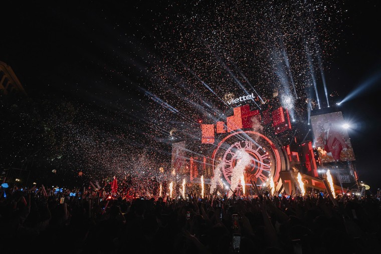 Hàng chục nghìn khán giả lưu lại phố đi bộ cho tới phút cuối của siêu nhạc hội, cháy cùng dàn nghệ sỹ đỉnh cao ảnh 14