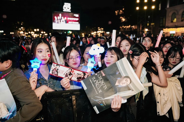 Hàng chục nghìn khán giả lưu lại phố đi bộ cho tới phút cuối của siêu nhạc hội, cháy cùng dàn nghệ sỹ đỉnh cao ảnh 12