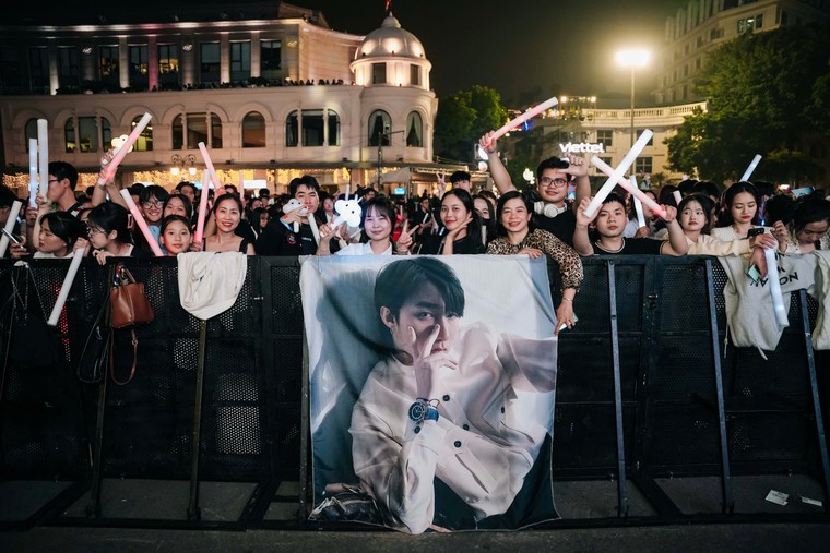 Hàng chục nghìn khán giả lưu lại phố đi bộ cho tới phút cuối của siêu nhạc hội, cháy cùng dàn nghệ sỹ đỉnh cao ảnh 13