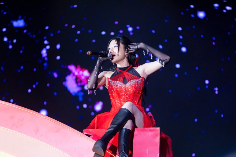 Hàng chục nghìn khán giả lưu lại phố đi bộ cho tới phút cuối của siêu nhạc hội, cháy cùng dàn nghệ sỹ đỉnh cao ảnh 11