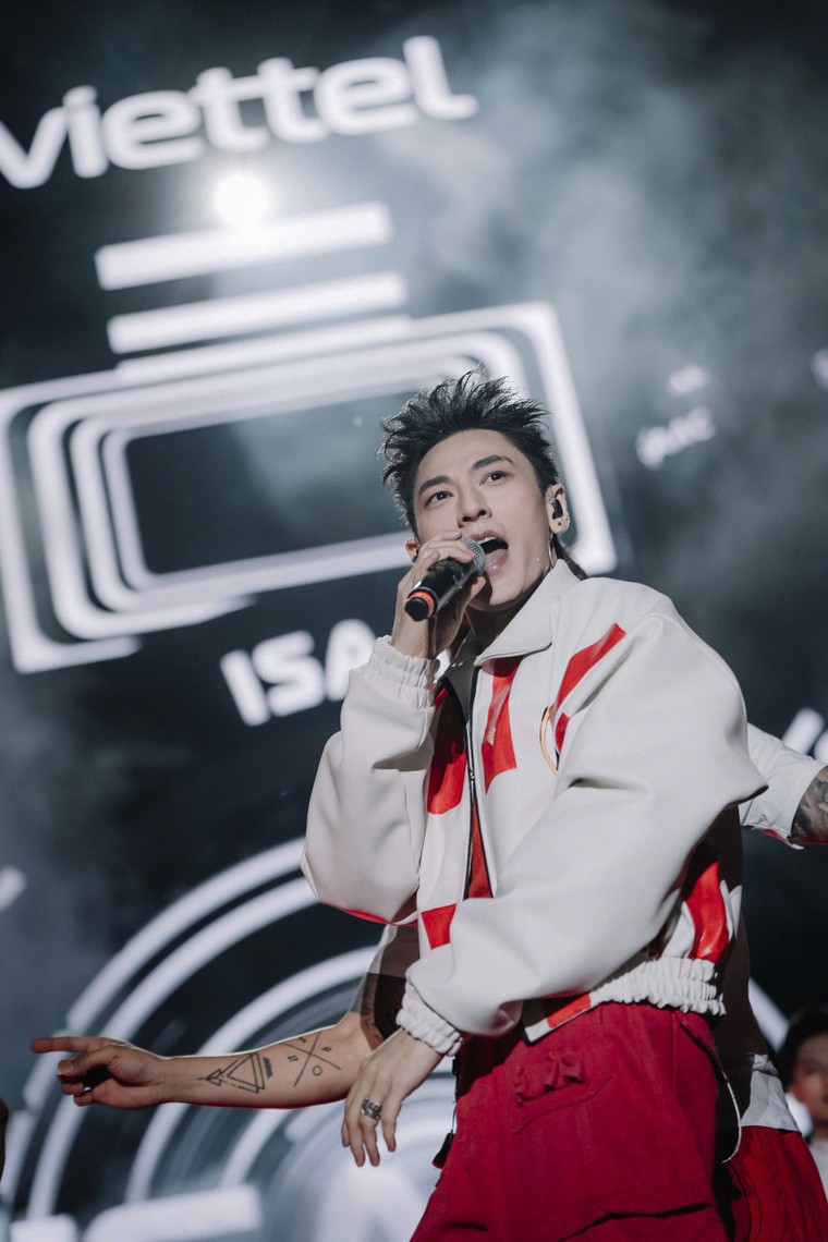 Hàng chục nghìn khán giả lưu lại phố đi bộ cho tới phút cuối của siêu nhạc hội, cháy cùng dàn nghệ sỹ đỉnh cao ảnh 9