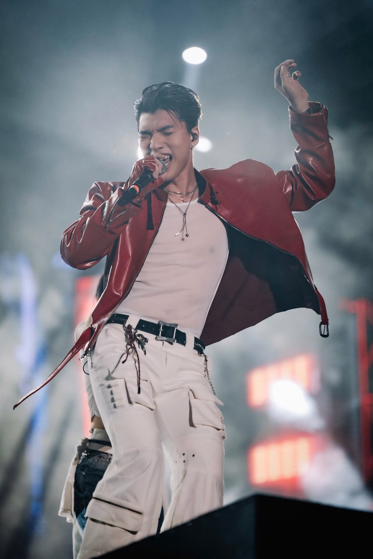 Hàng chục nghìn khán giả lưu lại phố đi bộ cho tới phút cuối của siêu nhạc hội, cháy cùng dàn nghệ sỹ đỉnh cao ảnh 3