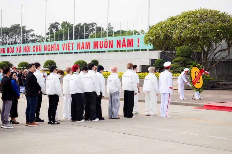 Hành trình “Về nguồn” Anh Trai “Say Hi” Hà Nội: Dàn Anh Trai viếng Lăng Bác, Đài tưởng niệm Anh hùng liệt sĩ ảnh 4