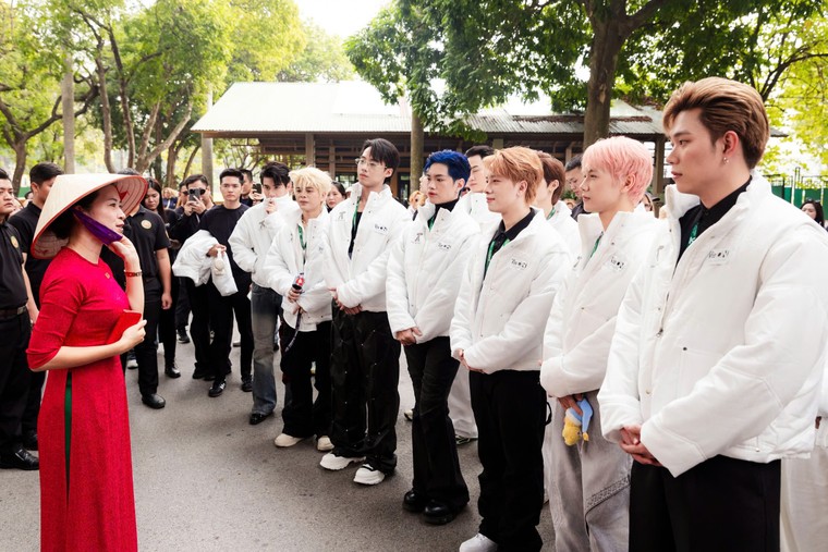 Hành trình “Về nguồn” Anh Trai “Say Hi” Hà Nội: Dàn Anh Trai viếng Lăng Bác, Đài tưởng niệm Anh hùng liệt sĩ ảnh 9