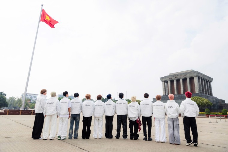 Hành trình “Về nguồn” Anh Trai “Say Hi” Hà Nội: Dàn Anh Trai viếng Lăng Bác, Đài tưởng niệm Anh hùng liệt sĩ ảnh 12
