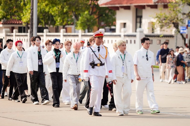 Hành trình “Về nguồn” Anh Trai “Say Hi” Hà Nội: Dàn Anh Trai viếng Lăng Bác, Đài tưởng niệm Anh hùng liệt sĩ ảnh 3