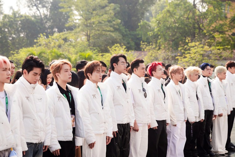 Hành trình “Về nguồn” Anh Trai “Say Hi” Hà Nội: Dàn Anh Trai viếng Lăng Bác, Đài tưởng niệm Anh hùng liệt sĩ ảnh 5