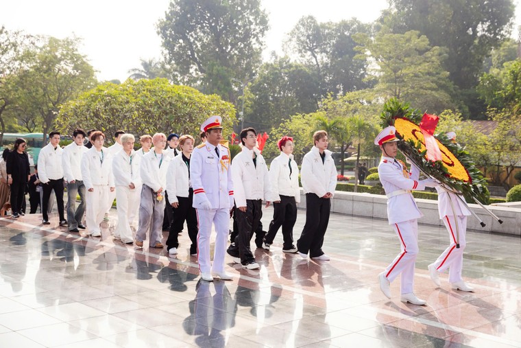 Hành trình “Về nguồn” Anh Trai “Say Hi” Hà Nội: Dàn Anh Trai viếng Lăng Bác, Đài tưởng niệm Anh hùng liệt sĩ ảnh 6