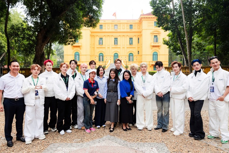 Hành trình “Về nguồn” Anh Trai “Say Hi” Hà Nội: Dàn Anh Trai viếng Lăng Bác, Đài tưởng niệm Anh hùng liệt sĩ ảnh 13