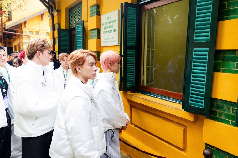 Hành trình “Về nguồn” Anh Trai “Say Hi” Hà Nội: Dàn Anh Trai viếng Lăng Bác, Đài tưởng niệm Anh hùng liệt sĩ ảnh 11