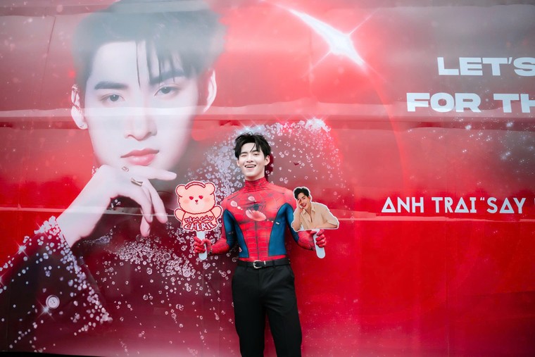 Các project tiếp ứng của người hâm mộ gửi đến ủng hộ các Anh trai Say Hi tại trường đua F1 ảnh 1