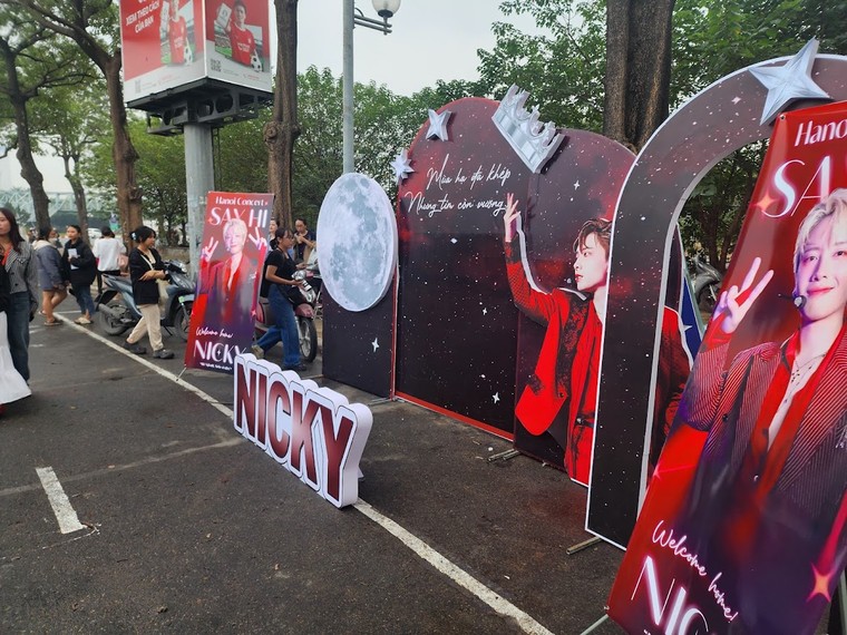 Các project tiếp ứng của người hâm mộ gửi đến ủng hộ các Anh trai Say Hi tại trường đua F1 ảnh 22