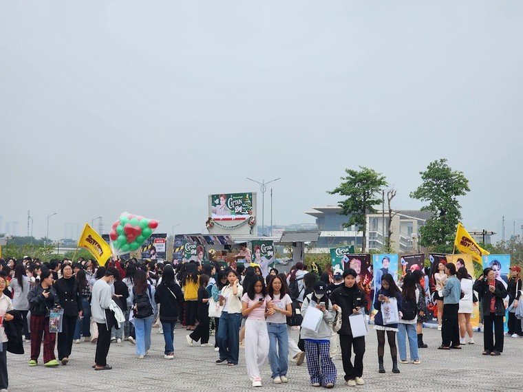 Các project tiếp ứng của người hâm mộ gửi đến ủng hộ các Anh trai Say Hi tại trường đua F1 ảnh 20