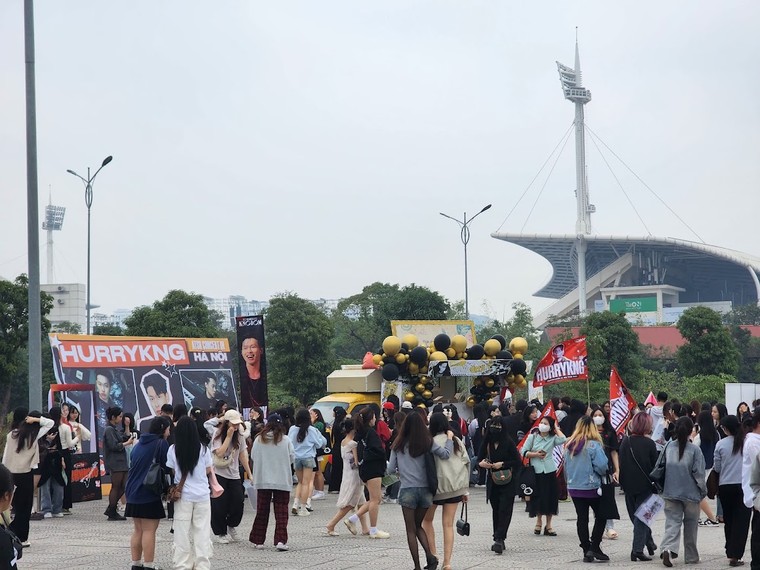 Các project tiếp ứng của người hâm mộ gửi đến ủng hộ các Anh trai Say Hi tại trường đua F1 ảnh 15