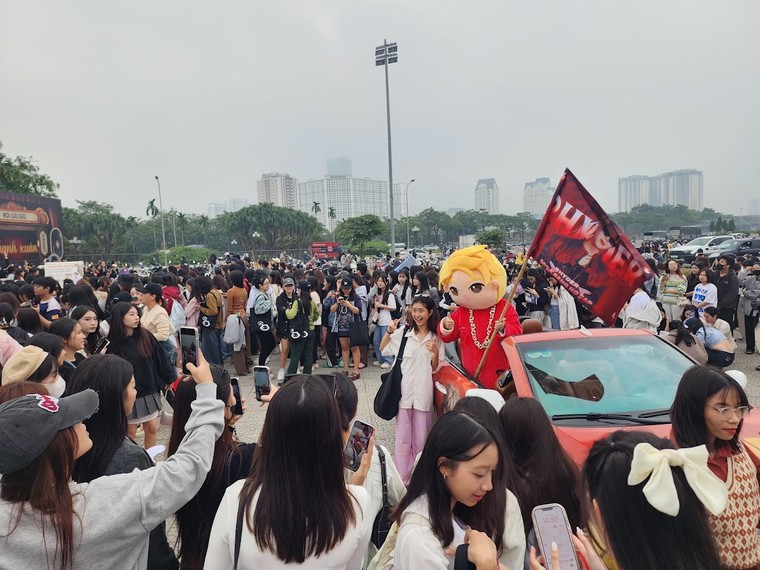 Các project tiếp ứng của người hâm mộ gửi đến ủng hộ các Anh trai Say Hi tại trường đua F1 ảnh 13