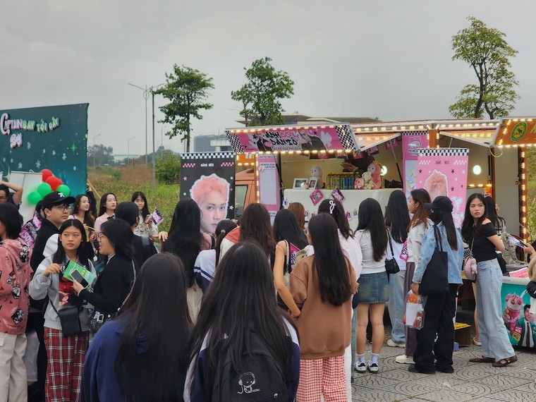 Các project tiếp ứng của người hâm mộ gửi đến ủng hộ các Anh trai Say Hi tại trường đua F1 ảnh 11