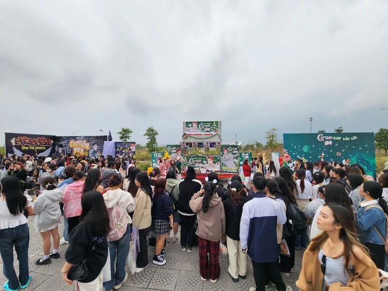 Các project tiếp ứng của người hâm mộ gửi đến ủng hộ các Anh trai Say Hi tại trường đua F1 ảnh 9