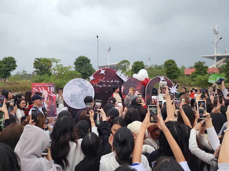 Các project tiếp ứng của người hâm mộ gửi đến ủng hộ các Anh trai Say Hi tại trường đua F1 ảnh 17