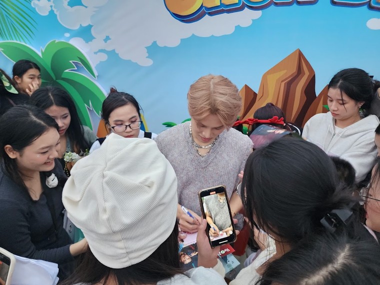 Các project tiếp ứng của người hâm mộ gửi đến ủng hộ các Anh trai Say Hi tại trường đua F1 ảnh 16