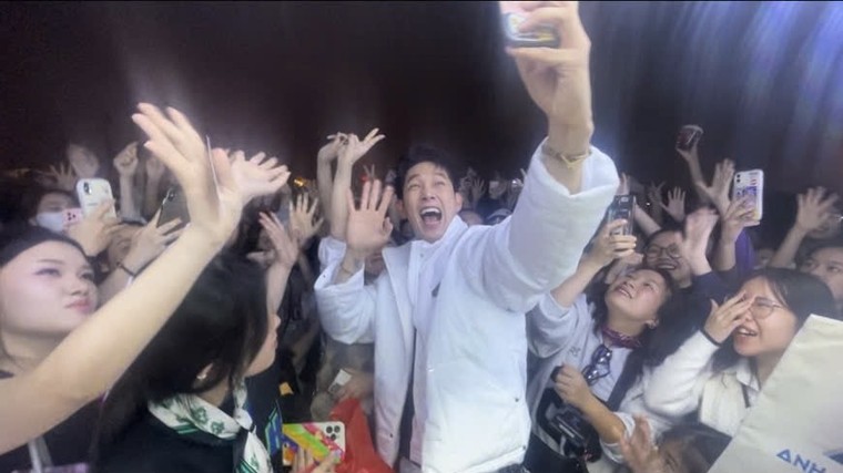 Các project tiếp ứng của người hâm mộ gửi đến ủng hộ các Anh trai Say Hi tại trường đua F1 ảnh 7