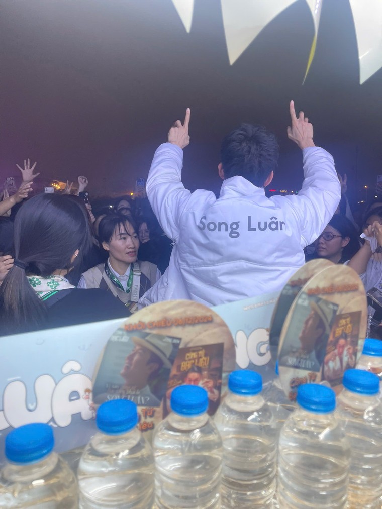 Các project tiếp ứng của người hâm mộ gửi đến ủng hộ các Anh trai Say Hi tại trường đua F1 ảnh 8