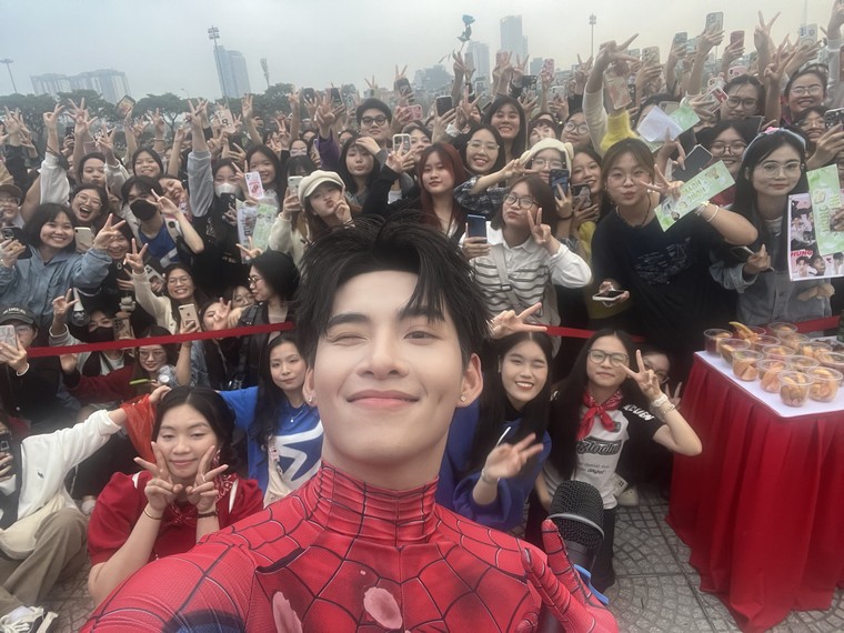 Các project tiếp ứng của người hâm mộ gửi đến ủng hộ các Anh trai Say Hi tại trường đua F1 ảnh 3